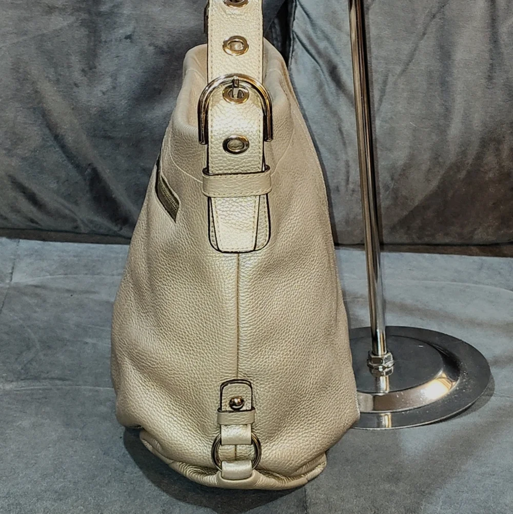 EUC COACH BEIGE/GOLD METALLIC PEBBLED LEATHER SHOUDLER BAG ADJUSTABLE STRAP